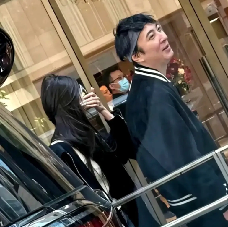 王思聪，不在日本待着，又跑去了香港。这次，貌似又换了一个女友，一如既往的年轻、漂