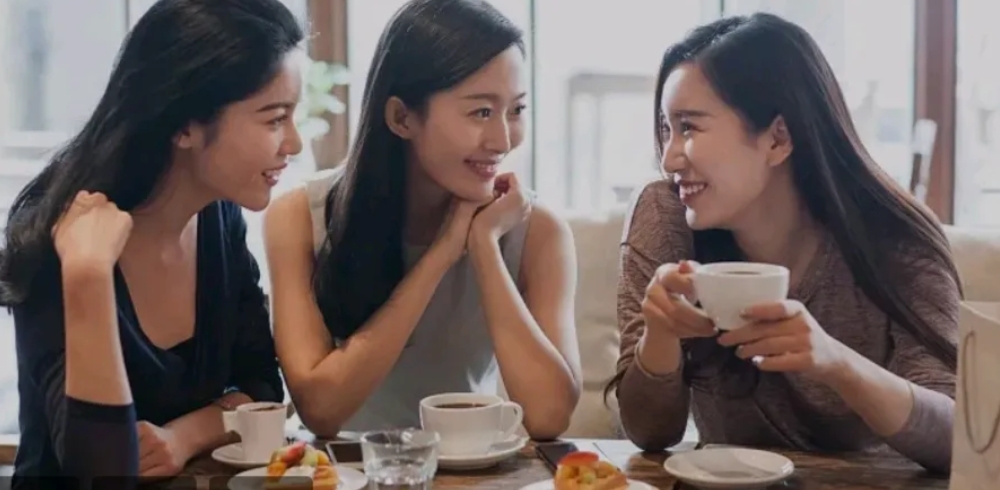 三个女人一台戏
雅娜、丽莎、佳琪三个是多年的闺蜜，她们是高中时在同一所名牌女子学