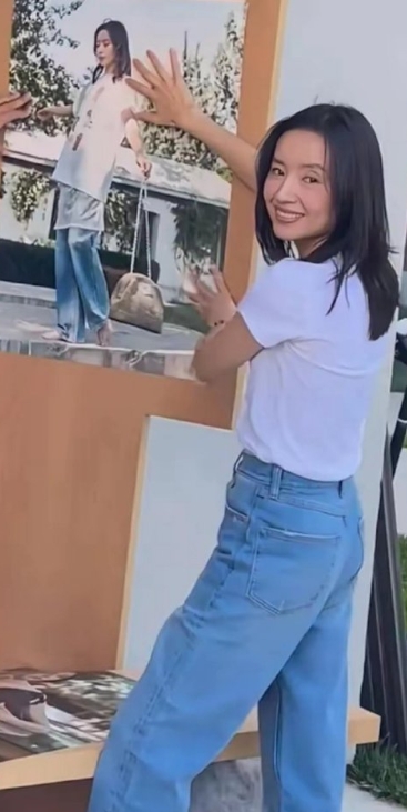 董洁竟然开服装店了，清新甜美的样子还像20多岁的少女。
