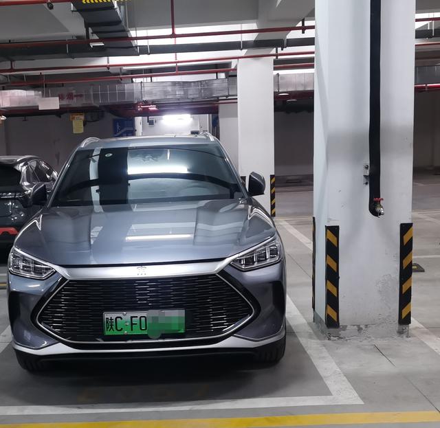 求助充电桩问题
万能的车友，柱子在左前方(驾驶位)。但是充电接口在右后方，充电枪