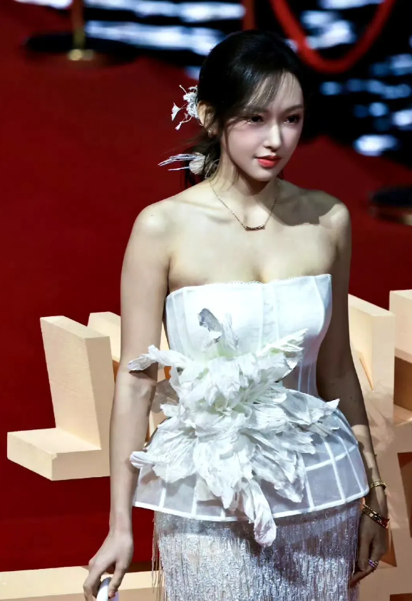 程潇 白色立体花朵礼服勾勒完美曲线，好美好典雅