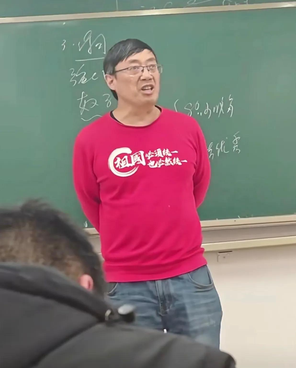 考研圈再掀波澜！汤家凤3月26日最新声明中提及“个别人还是专科”。该言论瞬间点燃