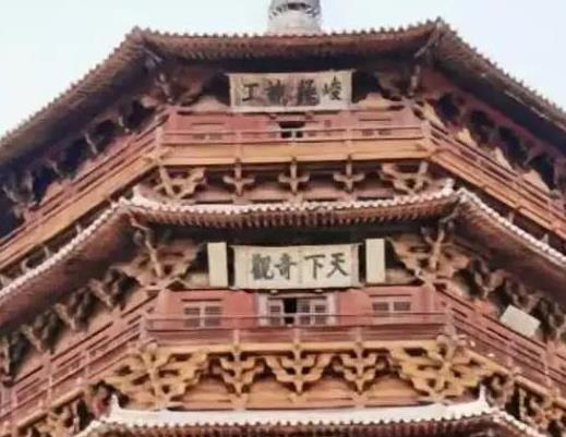 1974年，一名木匠受邀维修应县木塔，他意外发现二层佛像肚子竟然有个大洞，他伸手