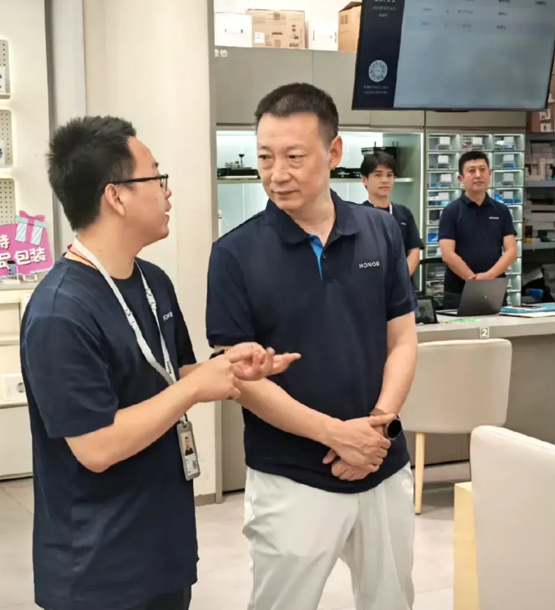 看荣耀400销量肯定是超出预期了，CEO李健亲自去门店发红包
有网友拍到李健心情