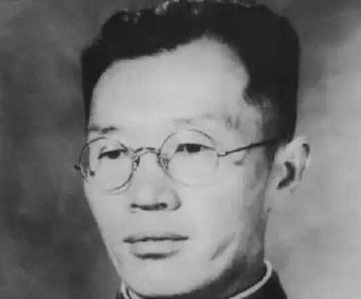 1942年，万毅被捕，蒋介石密令处决他。万毅顿找了根绳子，翻墙出逃，谁知，刚出玉