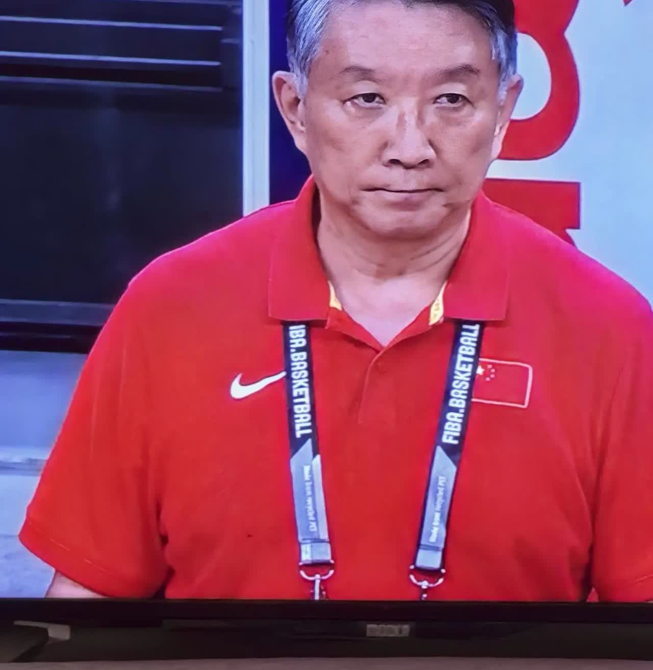 拿国家荣誉于不顾的教练，还准备去打世界杯，奧运会，真是自不量力，脸皮也厚到一丈二