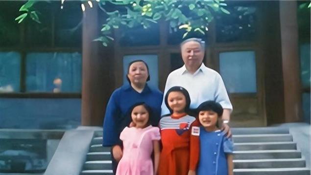 她15岁入党，18岁和主席成亲，如今仍健在，却几乎不出来露面