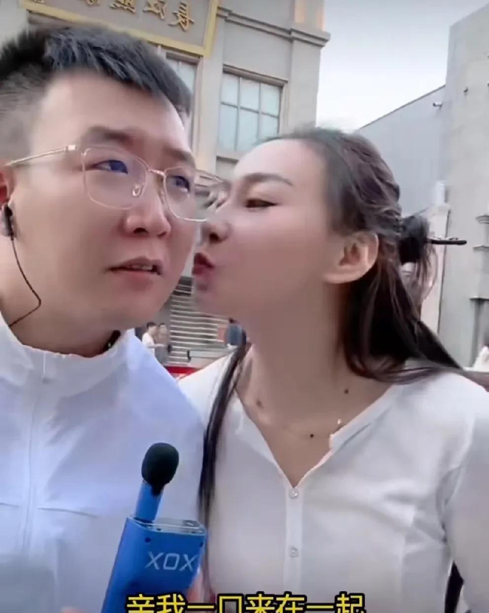 赵本六媳妇当街亲吻小白龙！
         倒反天罡了，师娘变媳妇要去酒店，赵