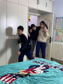 老爸喝多晚回家，一家人反应见关系，儿子这一脚充满关心！