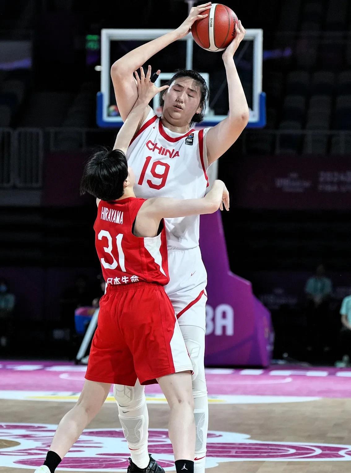 日本女篮三分玩到极限，但还是赢不了中国队，篮板落后24个，张子宇18分10篮板，