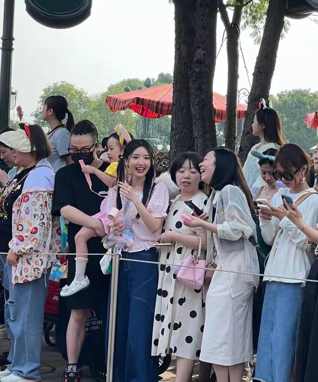 毛晓彤真的是内娱甜妹的代表
画个淡妆，扎两个马尾就青春无敌了
很可惜不知道为什么