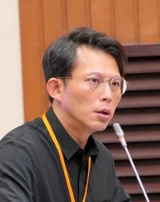 民众党主席黄国昌今晚在桃园市举行的“反恶罢、顾桃园”守护民主之夜活动上助讲时表示