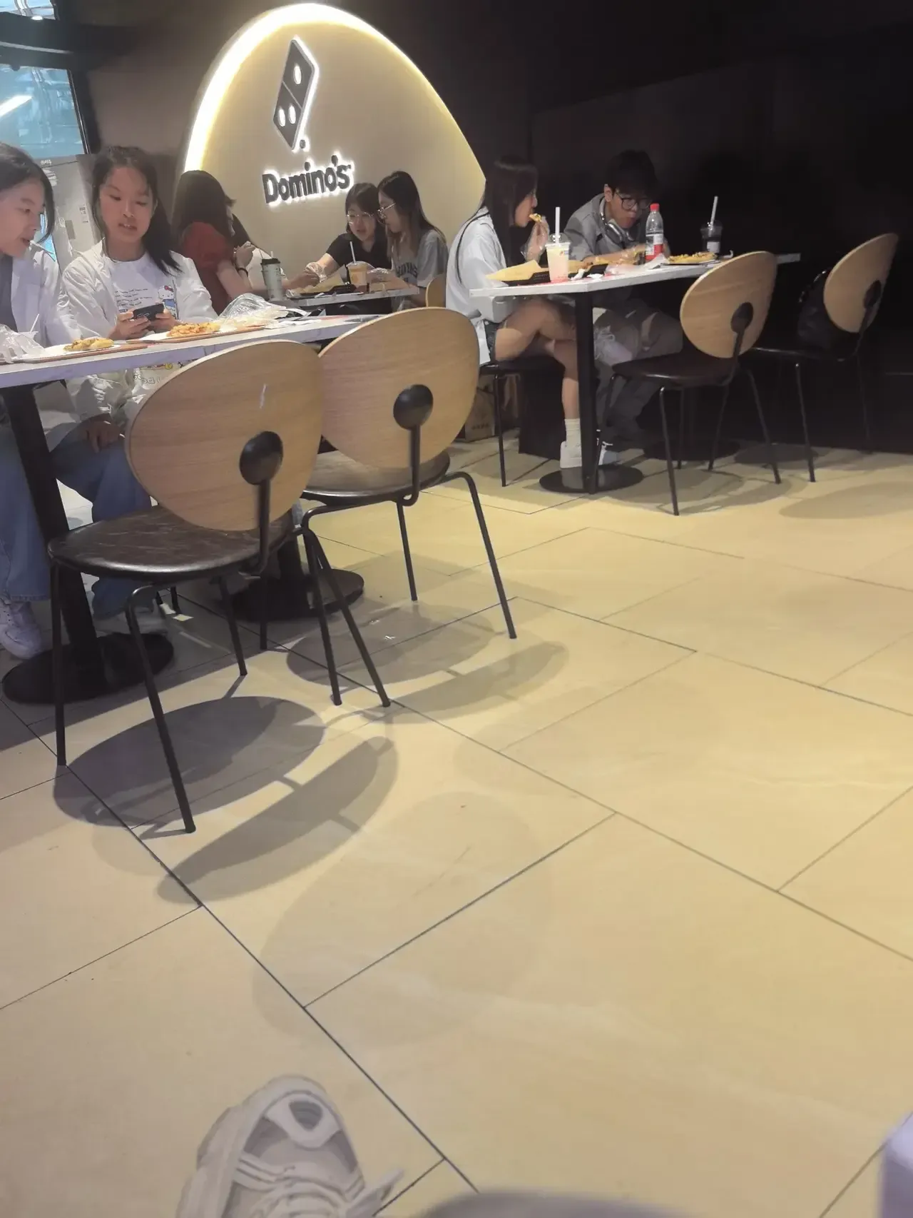 吃披萨的除了情侣就剩女生，为什么没有男生呢？
