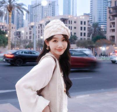 徐梦洁的舞姿总是带着独特的爽朗感。动作干脆有力，眼神却又蕴含风情，这种反差特别吸