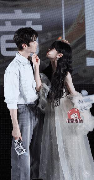 许凯可是非常不经撩哟，人家小手一勾，许凯都站不稳了！
请看许凯给女主戴花的动作，