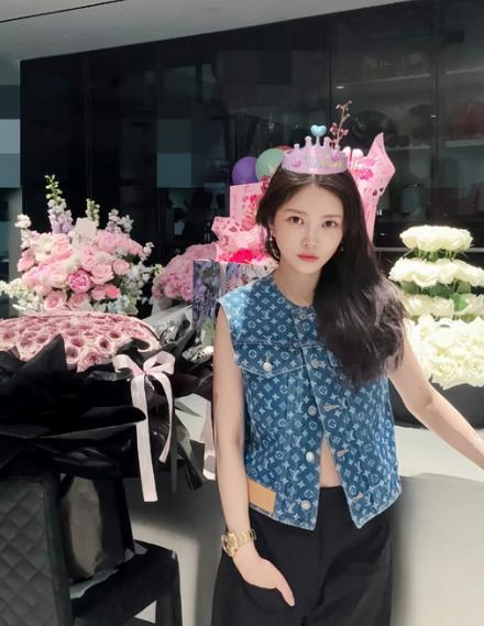王灿卡点庆37岁生日，甜美模样宛如17岁少女
近日，杜淳的老婆王灿便在社交平台上