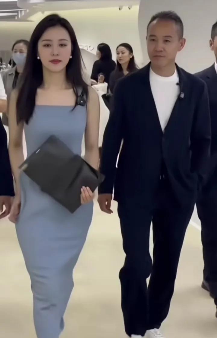 我怎么感觉王石像是他老婆田朴珺的管家或跟班。
你们仔细看 ，他么俩走到哪里，都是