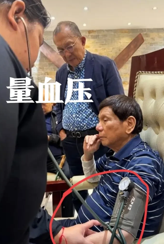 这次是真正的谋士！当杜特尔特的专机降落在海牙机场时，随行的小女儿已难掩焦虑，八小