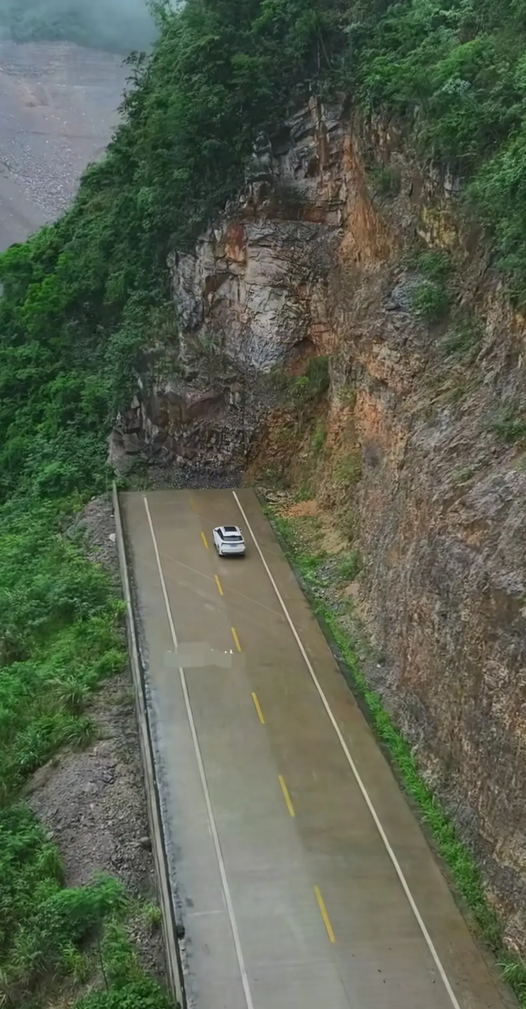 搞不懂，这条路为什么修到此处就断了？
