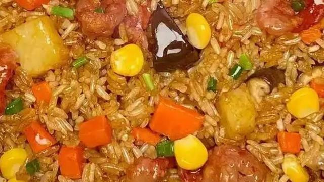 家常美味：土豆腊肠焖饭的独特烹饪秘诀