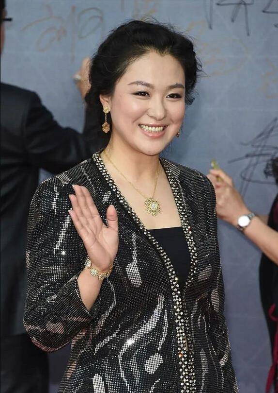 这是真正老了都还那么迷人的一个演员，水桶腰，肥胖的身材，老去的容颜也不影响她的美
