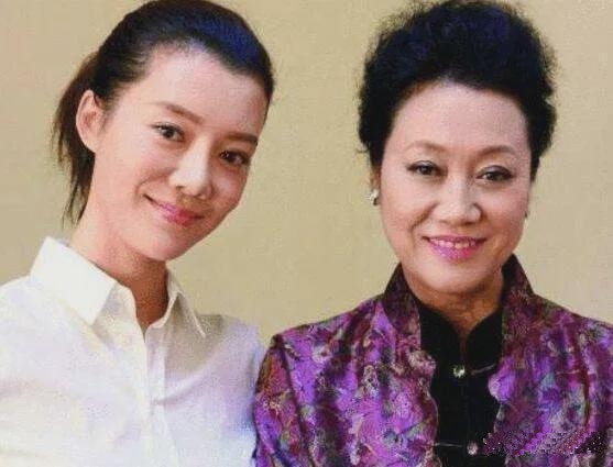 深夜，王丽云来到了家门口一摸口袋，发现自己忘了带钥匙，于是打电话给前夫说:“老车
