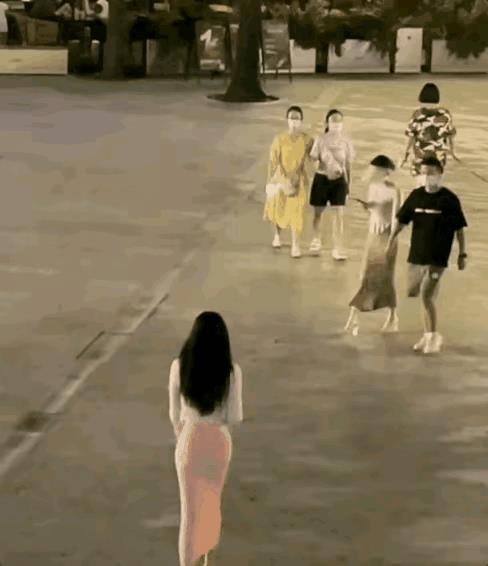 看别的女生被抓包，
帮这哥们想想怎么样才能救场？