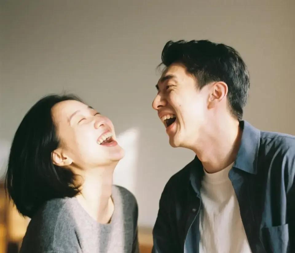 夫妻生活的25个讲究
有矛盾不当着孩子或外人面争吵，给彼此留体面
第4. 经济上