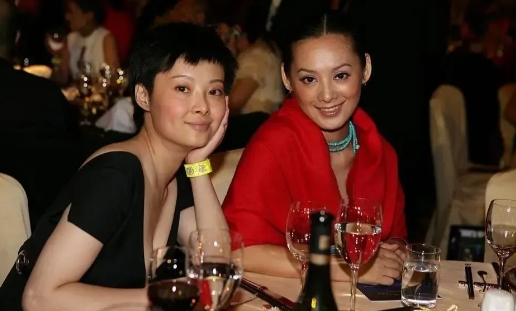 袁立和宁静，两位个性独特的女演员。
袁立一头短发，身穿黑裙，手托香腮；宁静身穿红