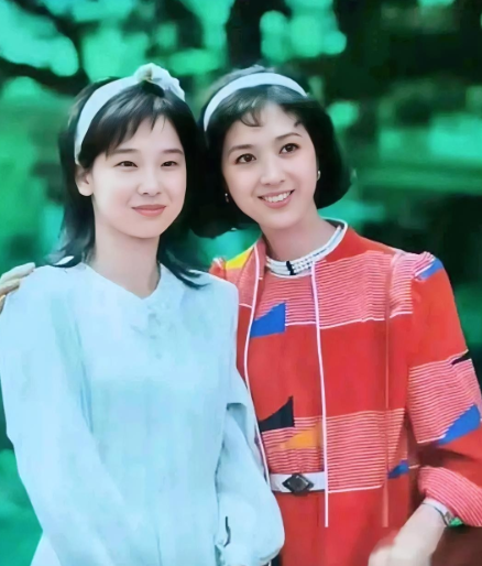 仔细看，那时的龚雪明眸善睐，温婉如莲！而左边这位美女是谁？细眉飞扬，秀韵多姿！尤