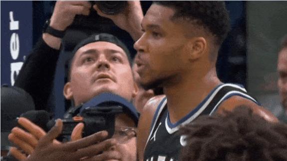 疯狂庆祝！字母哥命中绝杀后倒竖大拇指，随后被队友一拥而上