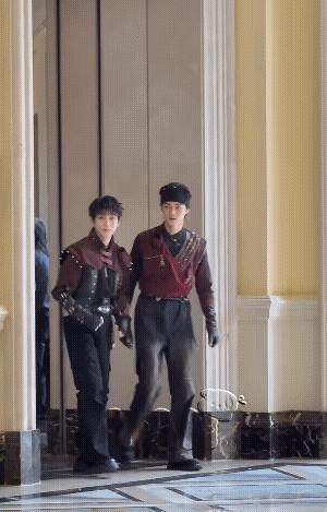 许凯密逃上班啦！上蹿下跳二人组，穿着哪国的服装啊！印度服吗，算是奇装异服了吧！不