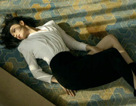 倪妮短发白衣黑裙穿搭大片，轻柔的睡美人