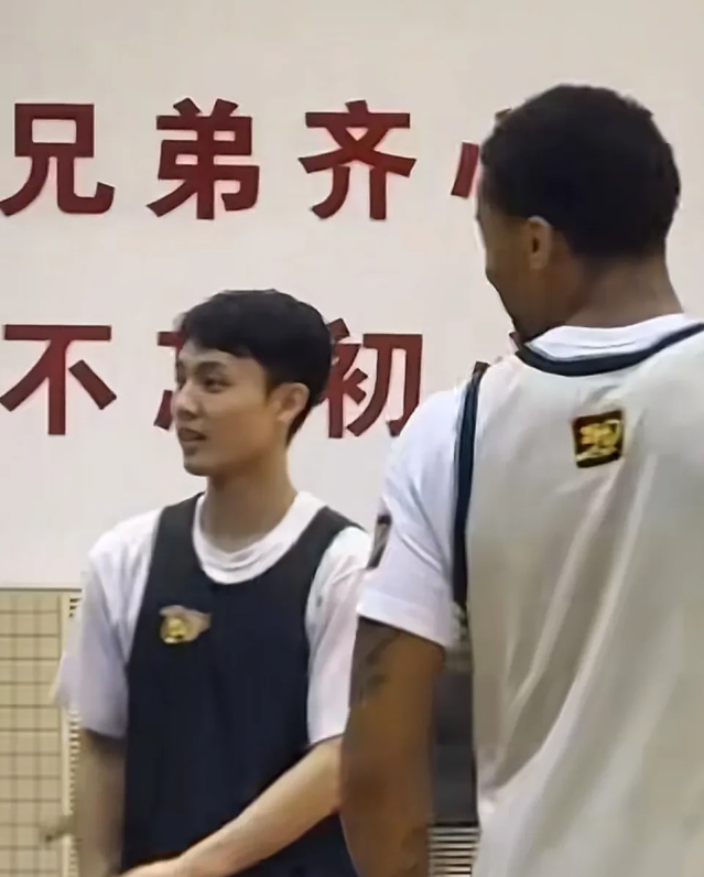 广东队以完整阵容备战训练，又将不完整了！

随着胡明轩的复出，特雷伯克的加盟，徐