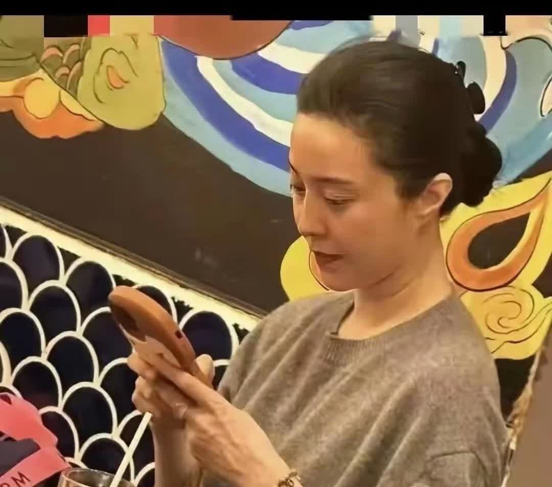 一代女神范金🔒看来复出也要演孩子的妈了！手部的青筋已成老态化，素颜下的脸还挺美