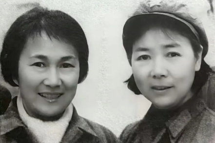 那时的田华老师明眸善睐，楚腰卫鬓，温婉如莲，一身军装英姿飒爽！而左边这位女士是谁