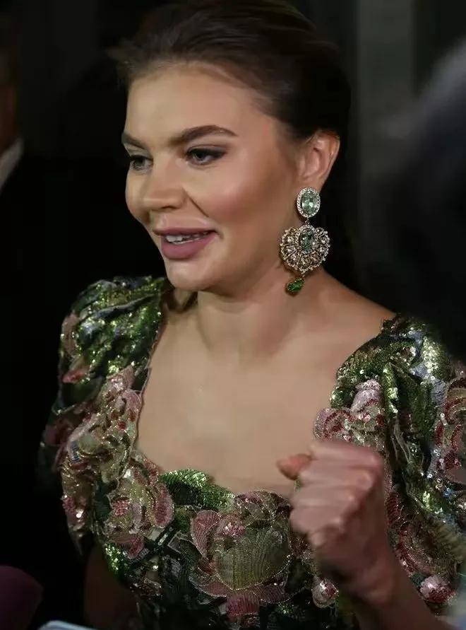 都说长江后浪推前浪，一代更比一代强。可是卡巴耶娃还有扎哈罗娃都比不上柳德米拉漂亮