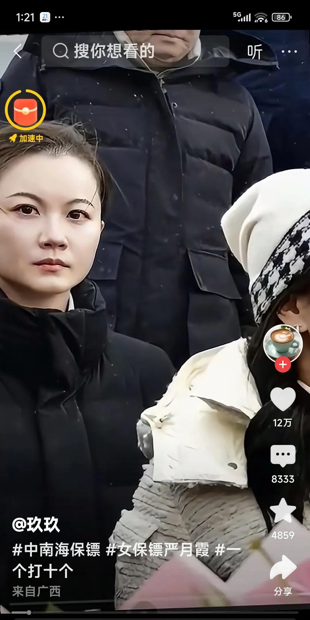 中南海保镖严月霞，一个人打10个。网友说：她眼神里带着杀气，这是职业素养。在她工