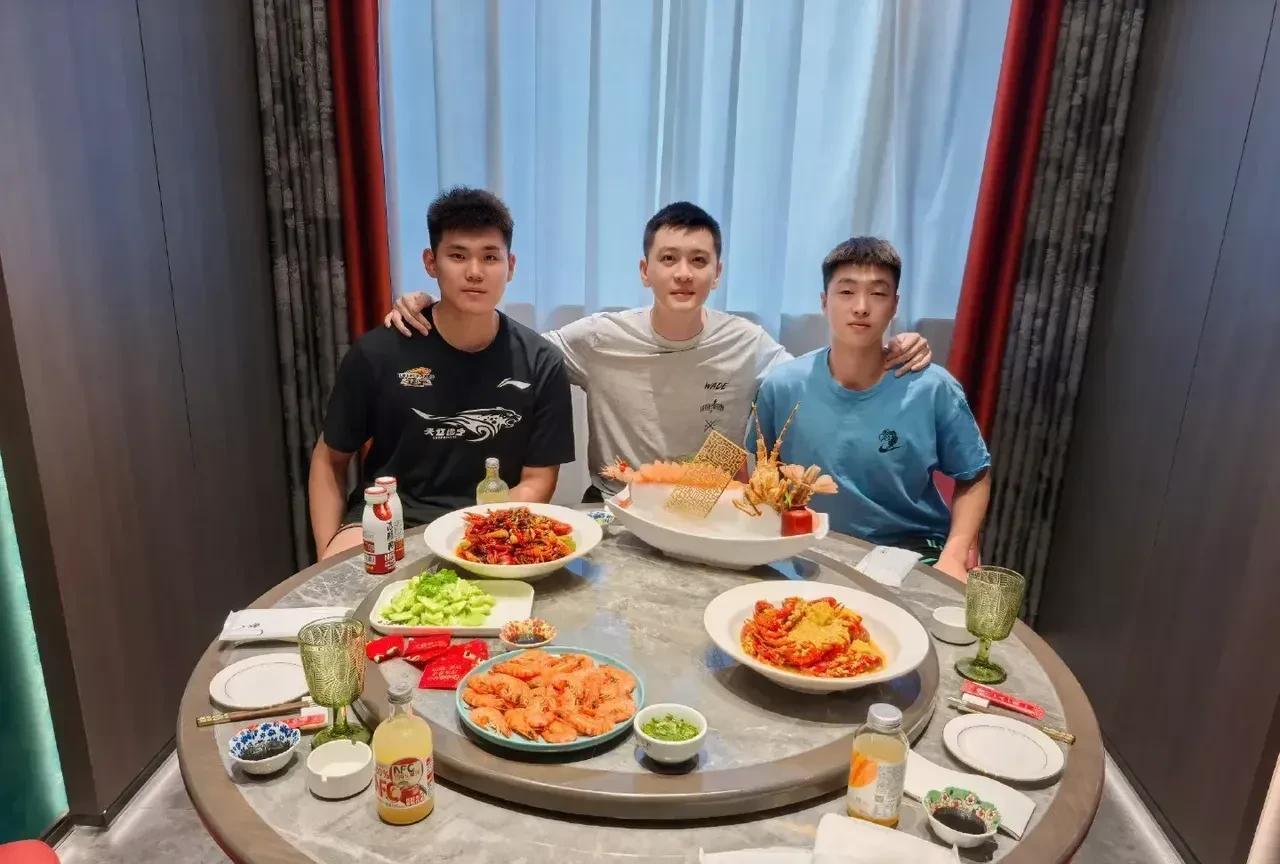 不管杨鸣感情生活的事怎么样，但是这个事做法太棒了，给点个大大的赞。
辽宁队张峻豪
