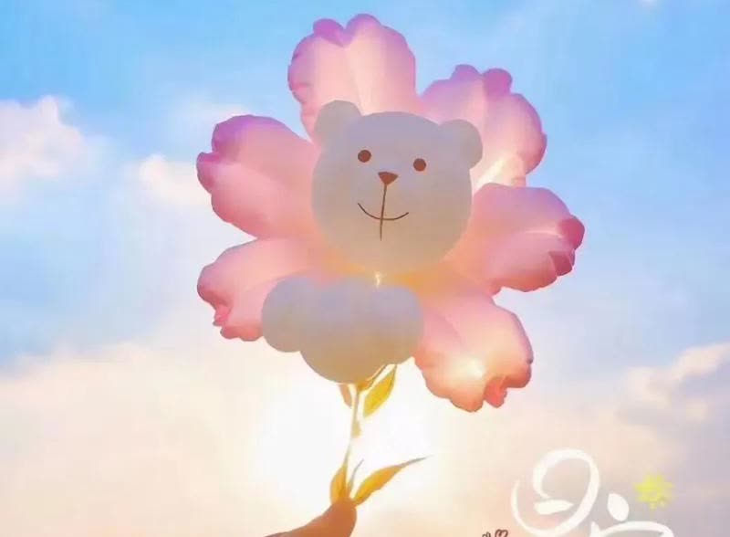 都说隔辈的老人疼人，
这句话是很对的。

对于家里的老人们而言，
孩子像