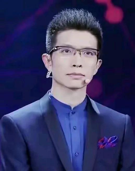 他是央视最有才最受观众朋友喜欢的一位主持人，大家不会反对吧，他开创了中国新闻主持