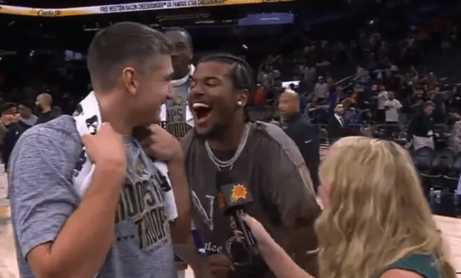 NBA常规赛，太阳121-98大胜鹈鹕。
赛后，在格雷森-阿伦接受采访的时候，一