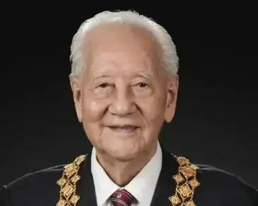 黄旭华老人离世
最牵挂的，除了祖国核潜艇事业，便是他的两个孩子。看到黄旭华先生离