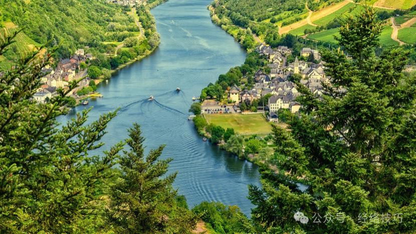 尿酸高的人，晚上睡觉前手脚可能会有4处异常，别粗心大意！