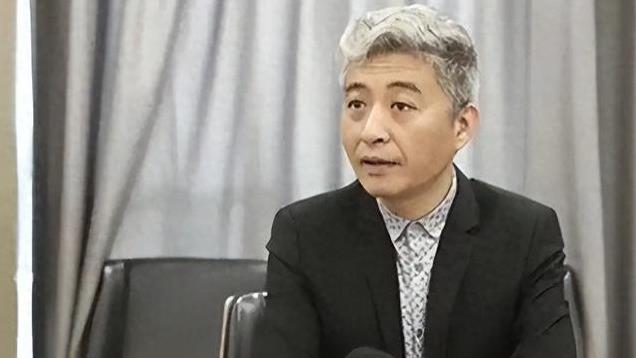 一句话葬送22年努力，他曾9次登上春晚，46岁人设崩塌惨遭网暴