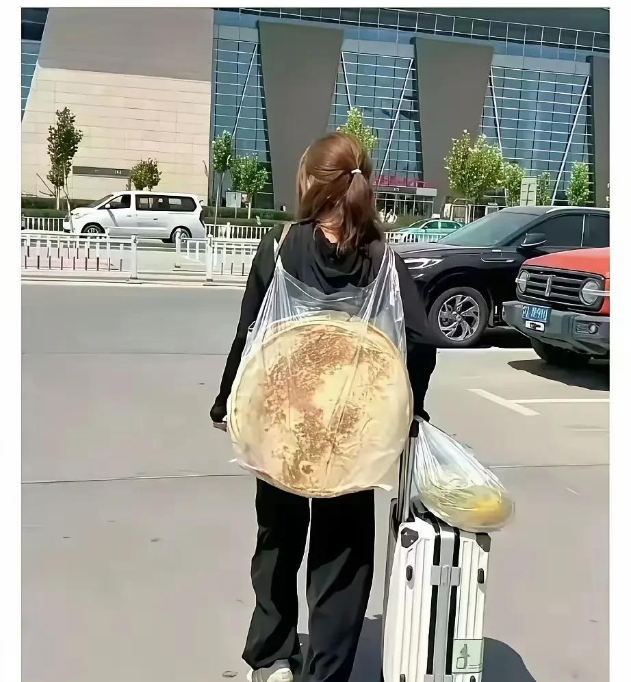 凡是背着馕，带着哈密瓜去周游祖国大好河山的人，无论你走到哪里，一眼就知道你来自遥