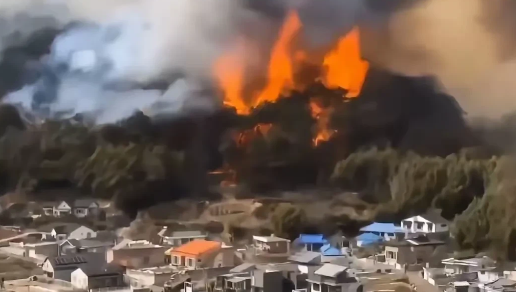 韩国山火局势骤变，火势蔓延至村庄公路！这场火灾恐将酿成灾难，人员伤亡和财产损失将
