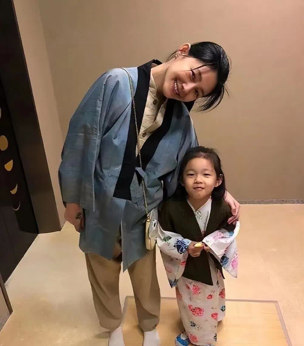 见过当爸的，没见过这样当爸的！
大s到底是什么眼神？
给儿子女儿找了这么个后