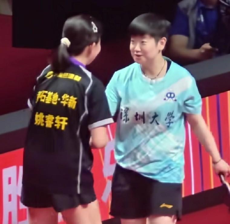 小师妹在师姐前笑开了花！
小师妹上了一节大师课高兴坏了，莎莎赛后笑着和小师妹握手