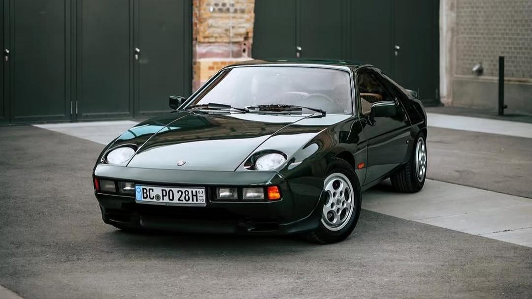 颠覆 911？保时捷唯一前置 V8 神车！1978 年狂揽大奖，350 马力成时代绝唱